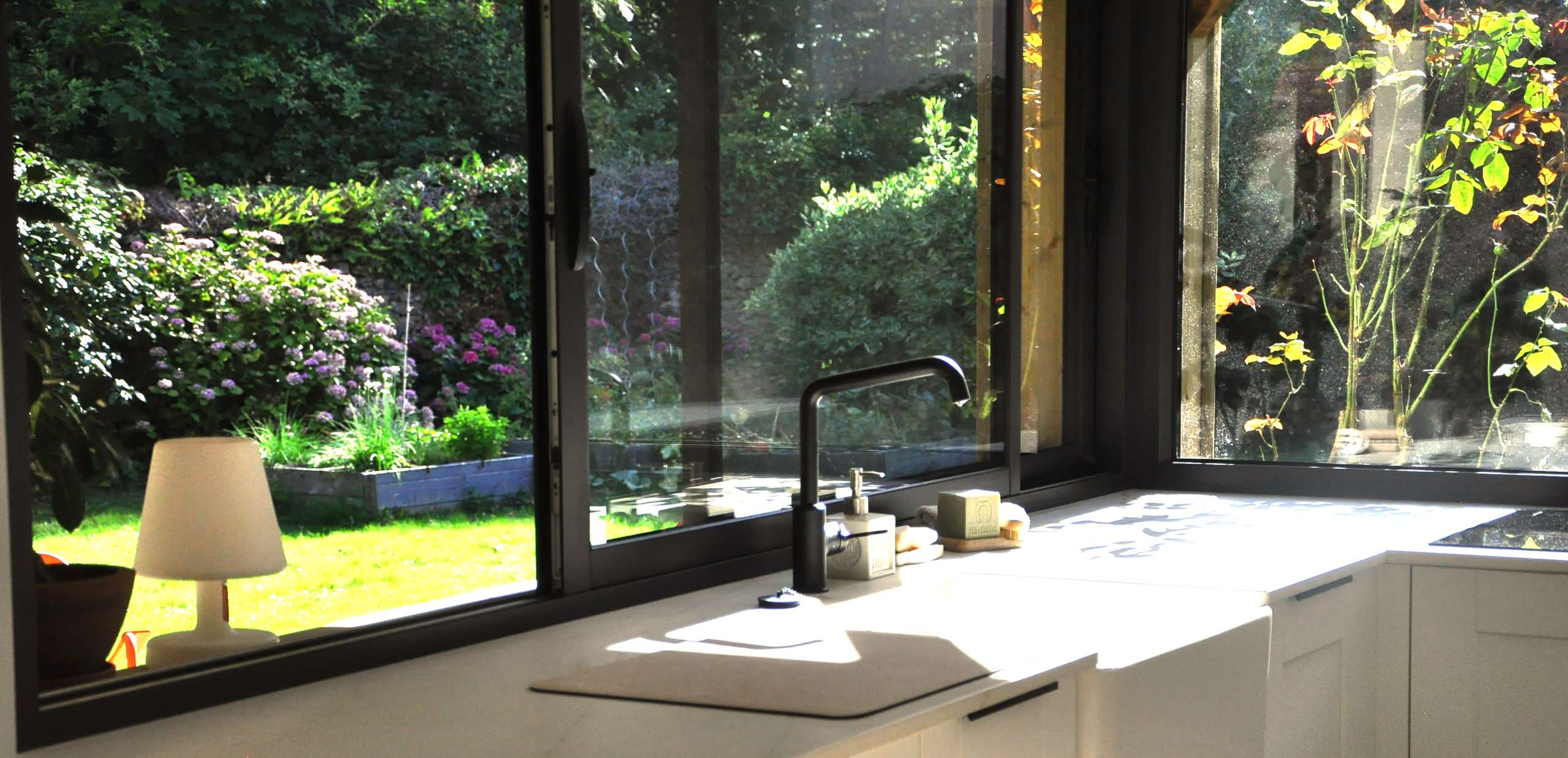 Plan de travail et vue sur le jardin