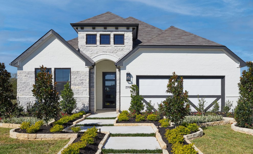 Einstöckiges Modernes Einfamilienhaus mit Backsteinfassade, weißer Fassadenfarbe, Walmdach, Schindeldach, grauem Dach und Wandpaneelen in Houston