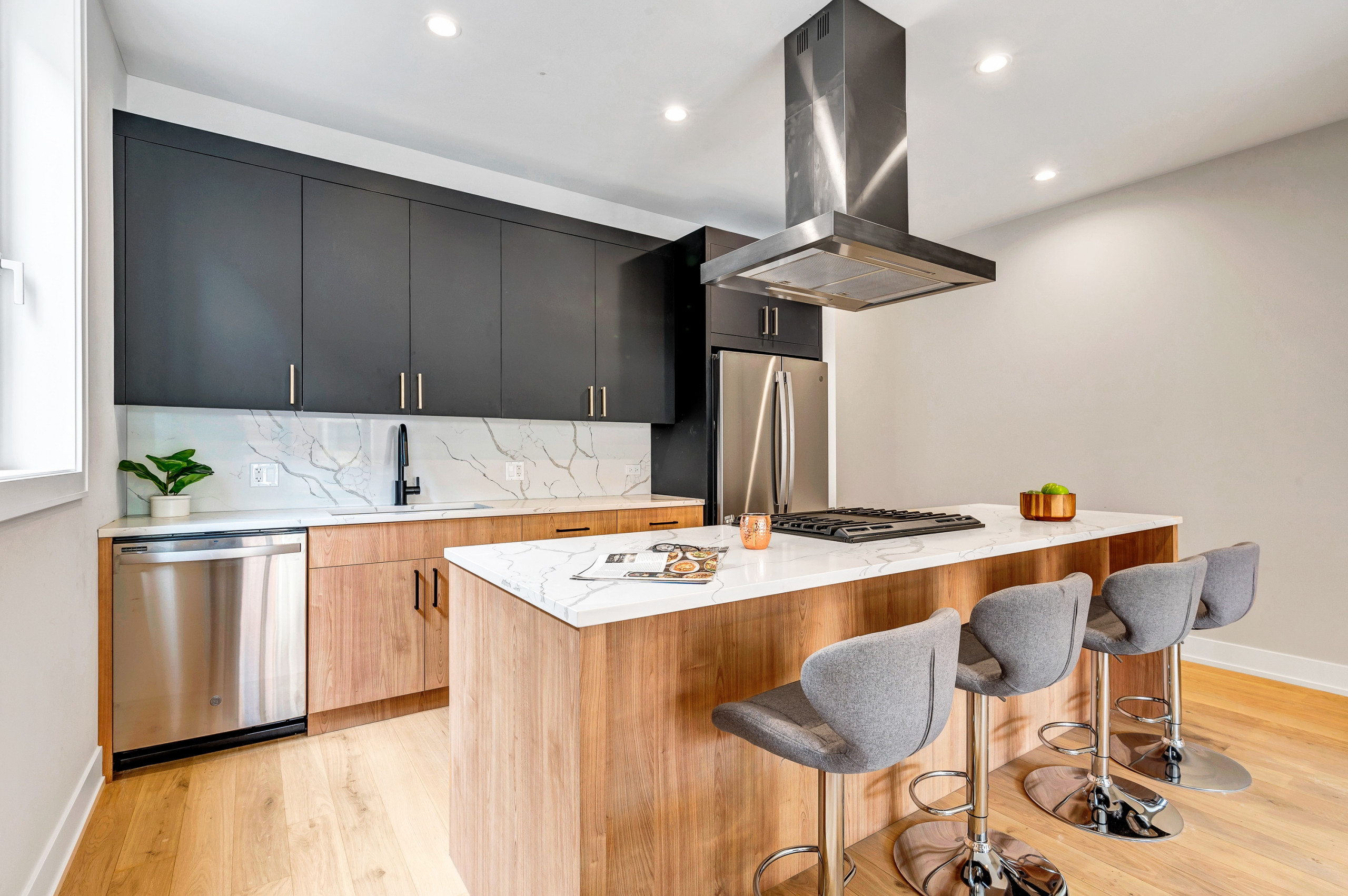 2341 w adams - unit 1e_009.jpg
