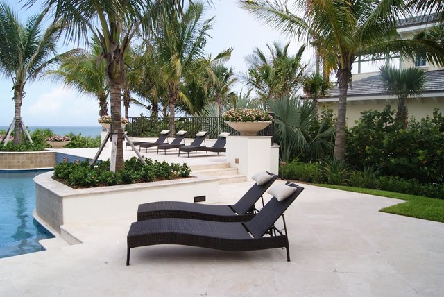 Staged Pool Area contemporaneo-piscina