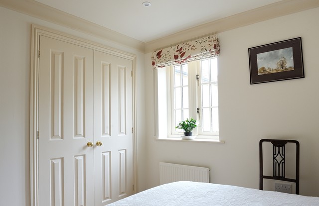 Cotswold Retirement Apartment modern-schlafzimmer