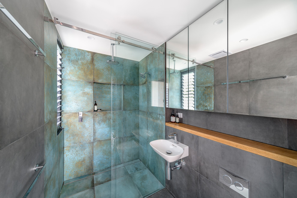 Стильный дизайн: ванная комната в стиле лофт с синей плиткой, серыми стенами, душем с раздвижными дверями и тумбой под одну раковину - последний тренд