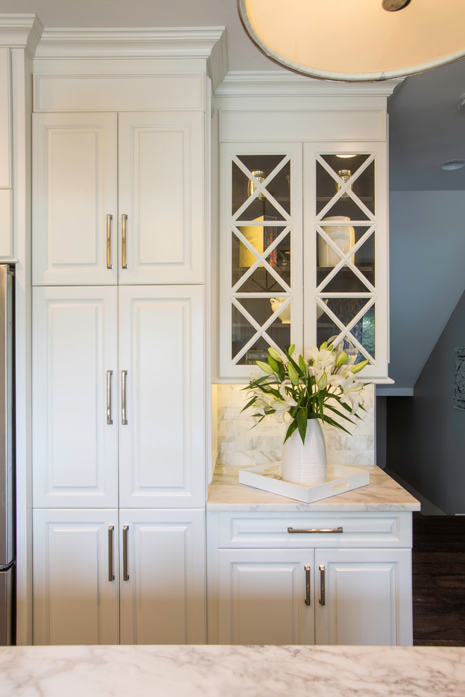 Mid-sized transitional u-shaped dark wood floor eat-in kitchen photo in Chicago with white cabinets, multicolored backsplash, stainless steel appliances and an island