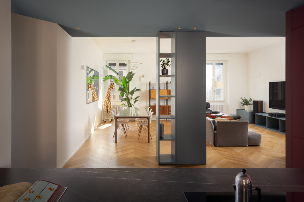 Esempio di un ampio soggiorno minimal aperto con libreria, pareti bianche, pavimento in legno massello medio, TV a parete, pavimento beige, soffitto ribassato e con abbinamento di mobili antichi e moderni