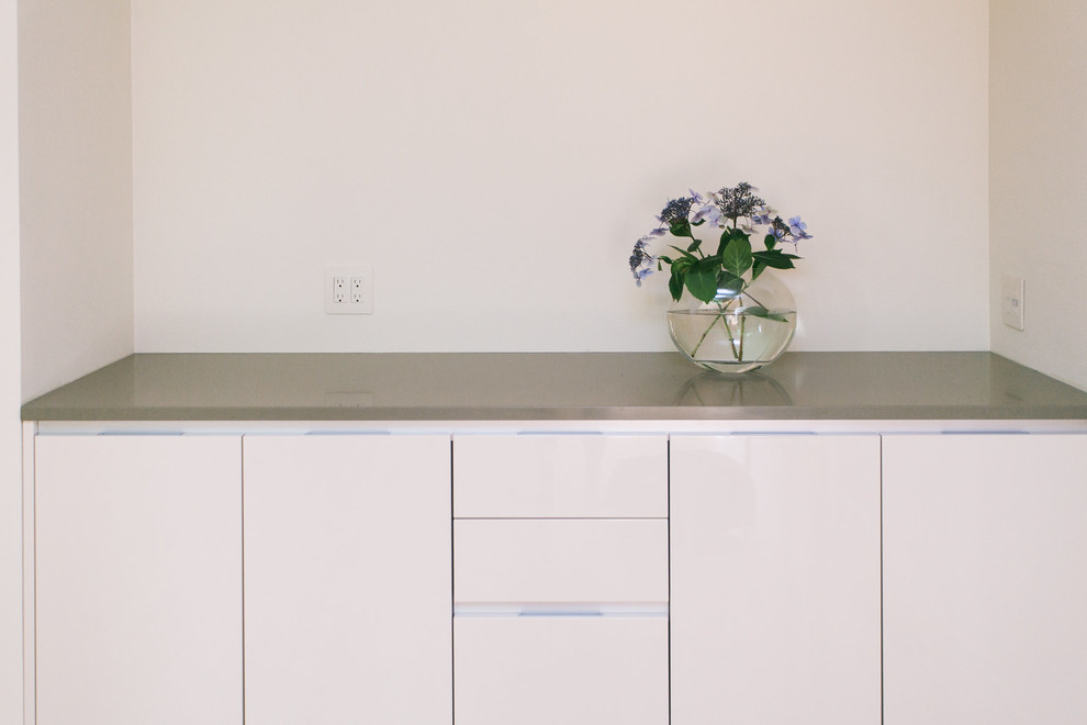 Inspiration for a mid-sized modern light wood floor kitchen remodel in Seattle with an undermount sink, quartz countertops, stainless steel appliances and an island