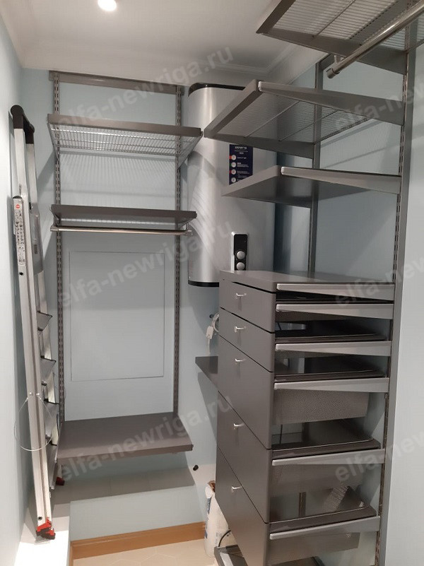 Средняя гардеробная Elfa в сером декоре с фасадными частями