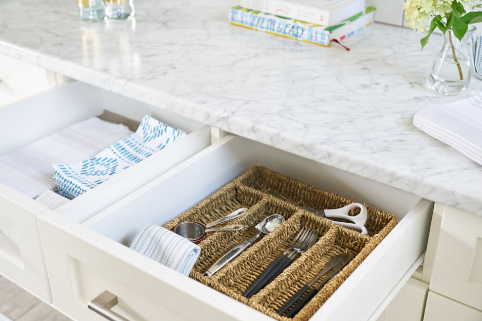 Inspiration for a mid-sized transitional u-shaped vinyl floor and brown floor eat-in kitchen remodel with an undermount sink, shaker cabinets, white cabinets, marble countertops, white backsplash, subway tile backsplash, an island and gray countertops