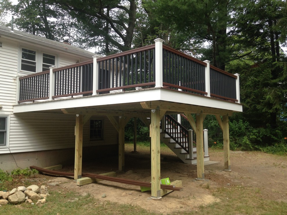 Inspiration for a mid-sized timeless backyard deck remodel
