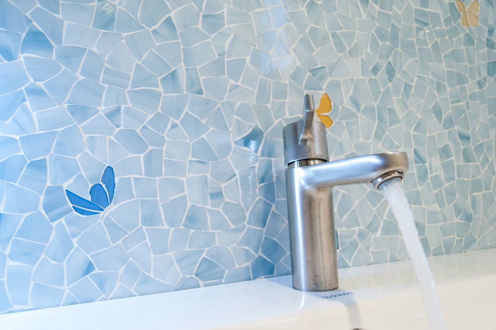 Источник вдохновения для домашнего уюта: ванная комната в стиле модернизм с плиткой мозаикой и синей плиткой