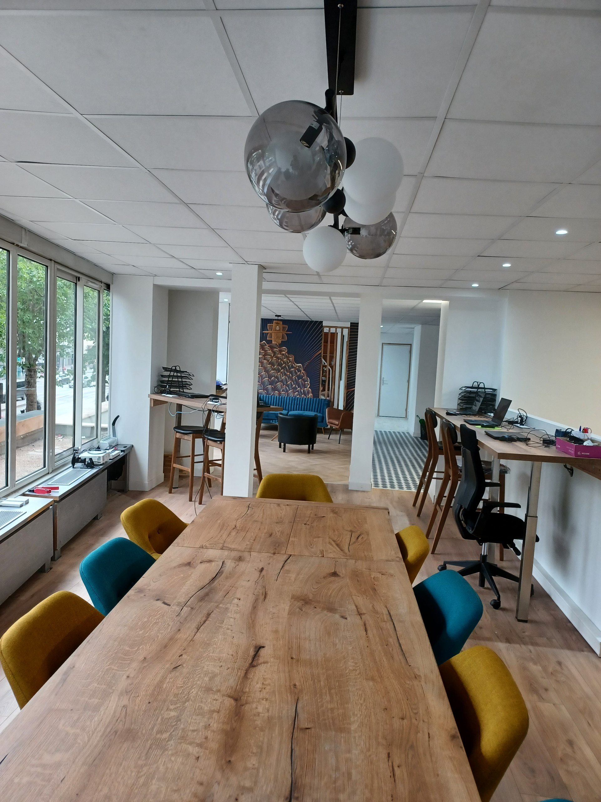 Dining room photo in Paris