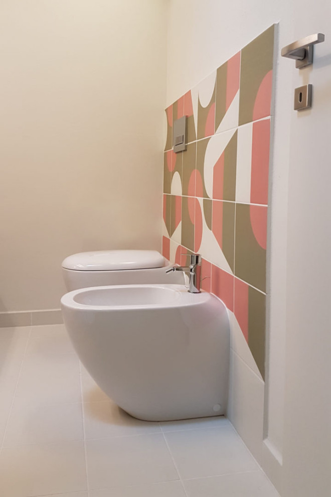 Bathroom - modern bathroom idea in Bologna