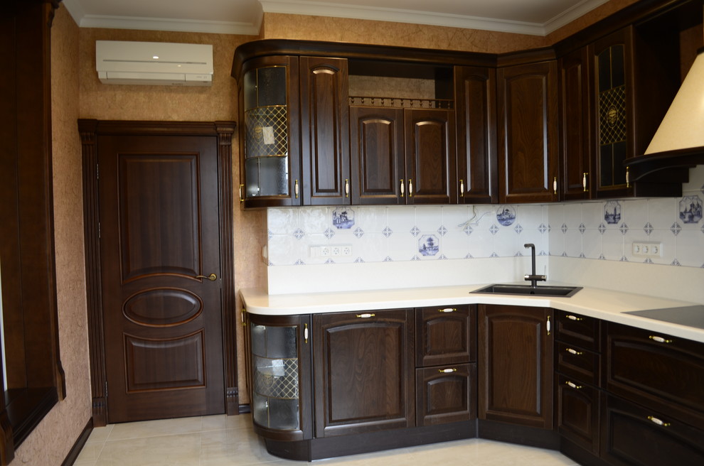 Inspiration for a mid-sized traditional l-shaped eat-in kitchen in Moscow with a single-bowl sink, brown cabinets, quartz benchtops, beige splashback, porcelain floors, no island and beige floor.
