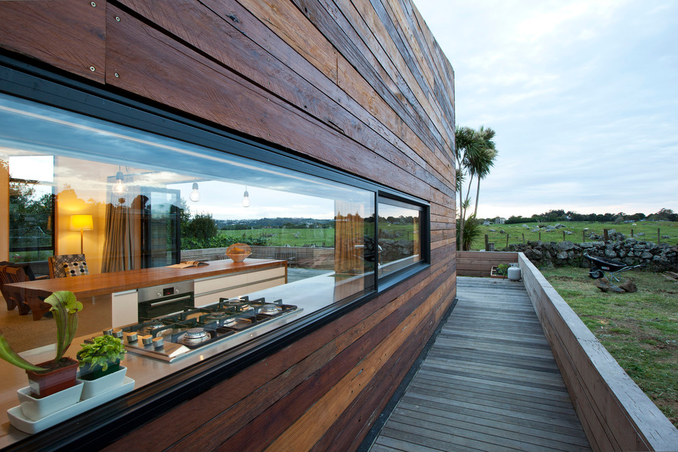 Inspiration for a small contemporary side yard deck in Auckland with no cover.