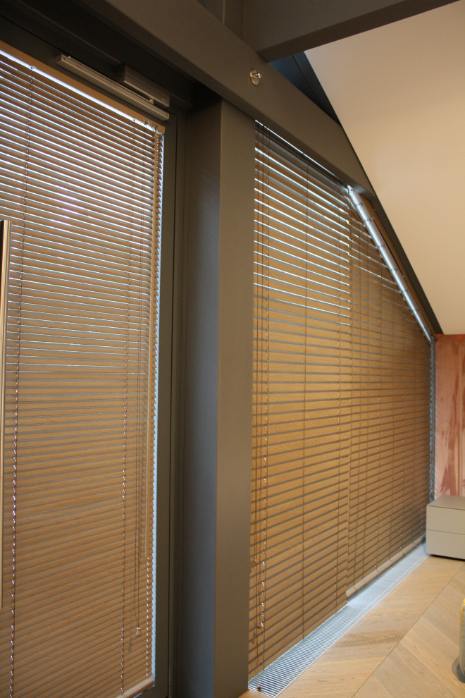 Решение по шторам для стеклянных стен дома Фахверк.