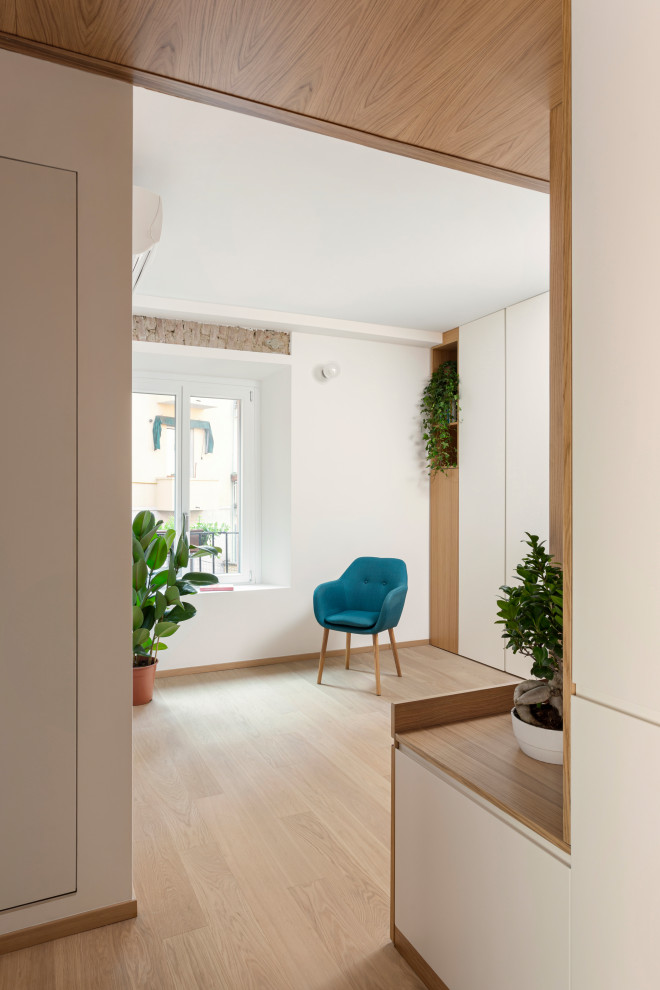 Idée de décoration pour une petite salle de séjour mansardée ou avec mezzanine asiatique avec un mur blanc, parquet clair et un plafond en bois.