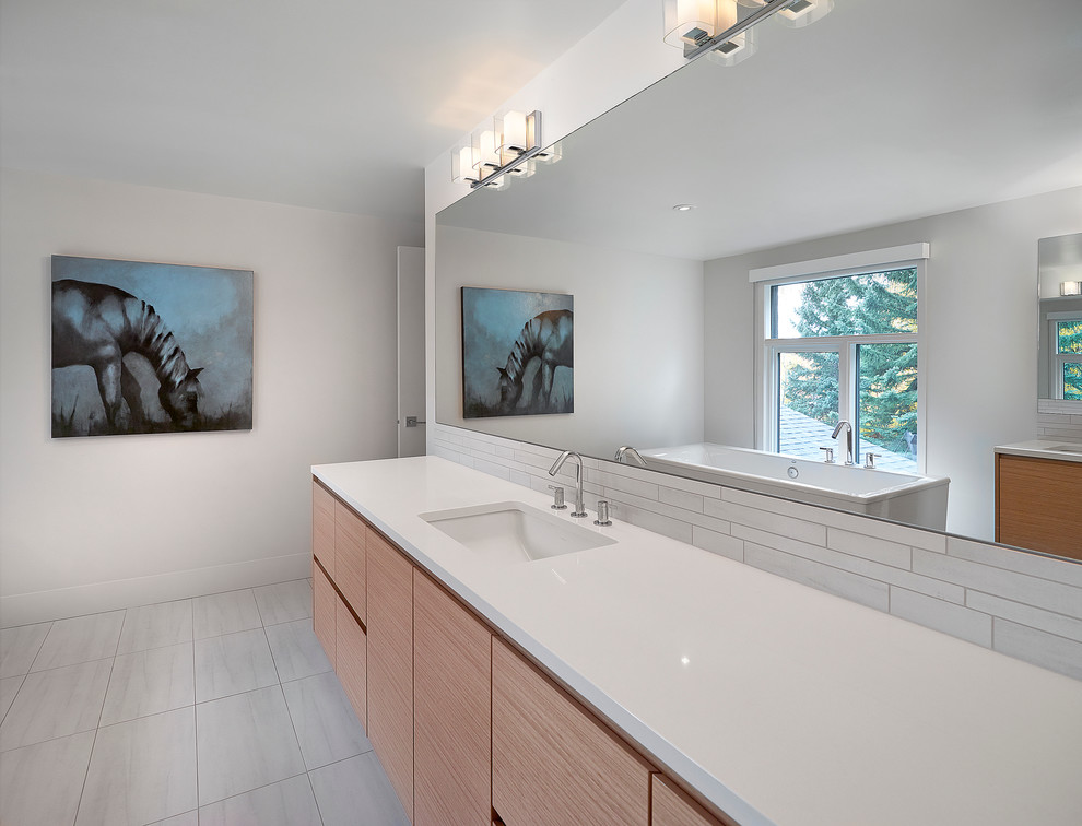 This is an example of a contemporary bathroom in Edmonton.