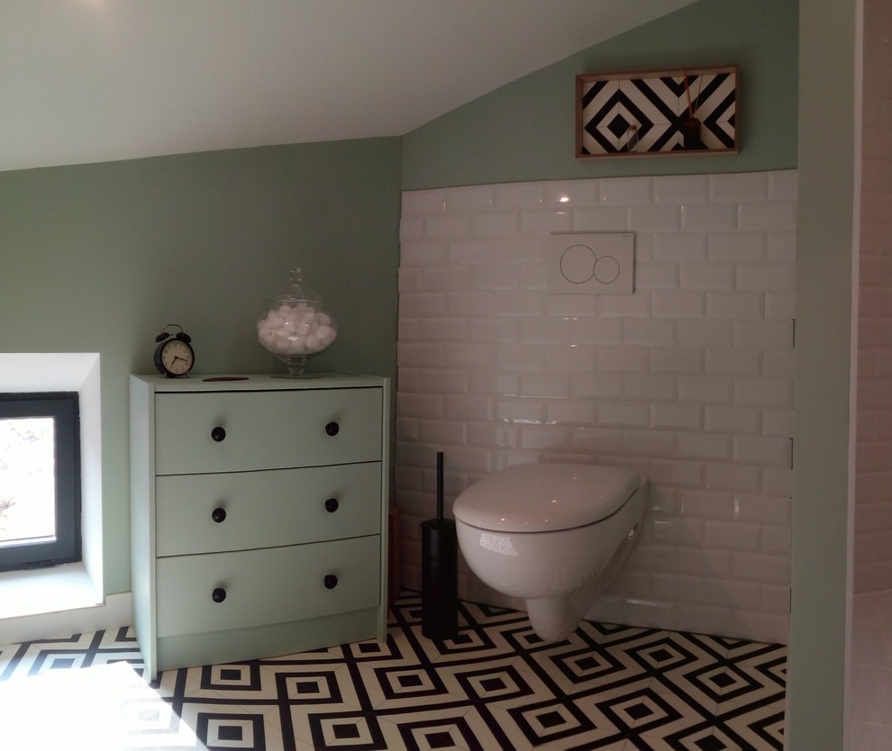 Small midcentury bathroom in Grenoble with a curbless shower, a wall-mount toilet, white tile, subway tile, green walls, linoleum floors, a console sink and white floor.