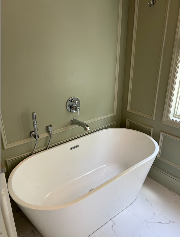Luxurious Classic Main Bathroom