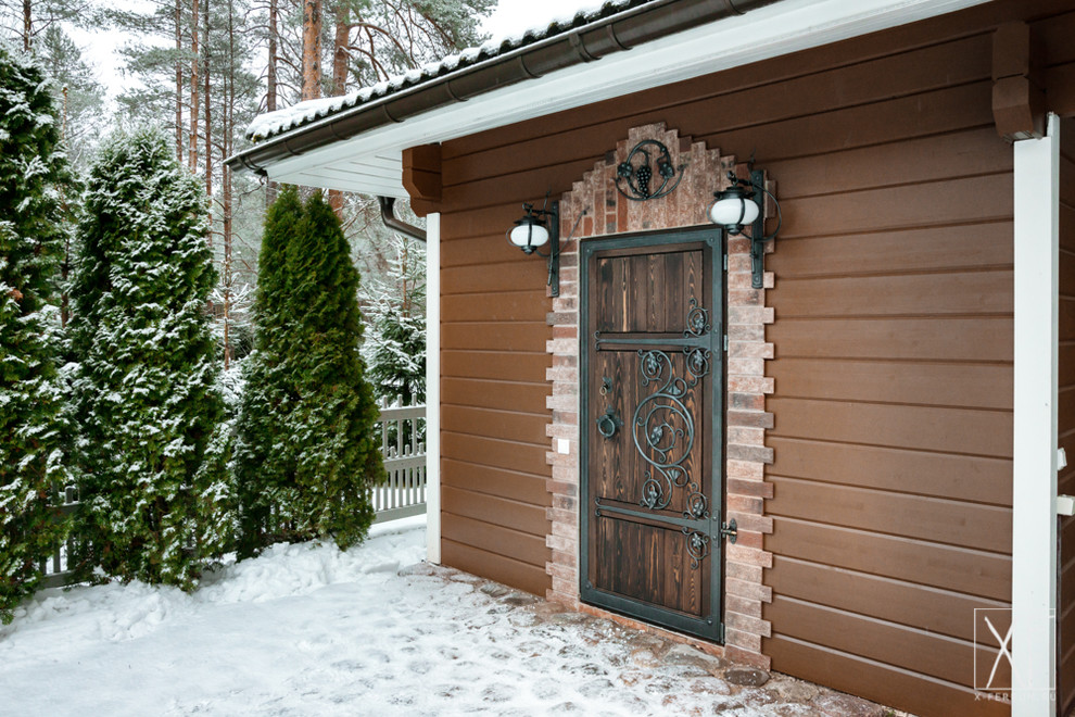 Декоративные кованные элементы и механический замок для двери в погреб