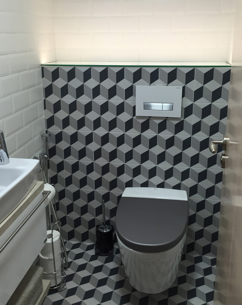 Modelo de aseo minimalista pequeño con sanitario de pared, baldosas y/o azulejos blancas y negros, baldosas y/o azulejos de cerámica, suelo de baldosas de cerámica y lavabo sobreencimera