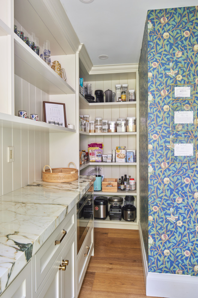 Kitchen - transitional kitchen idea in Toronto