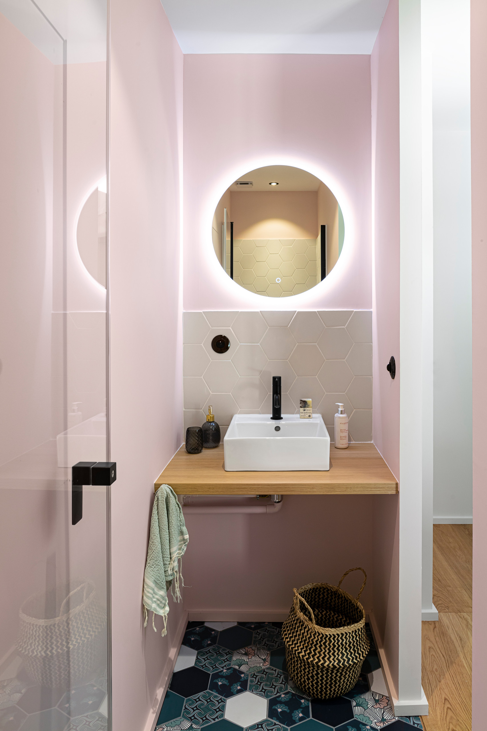 Photos et idées déco de WC et toilettes avec un mur rose - Mai 2023 | Houzz  FR