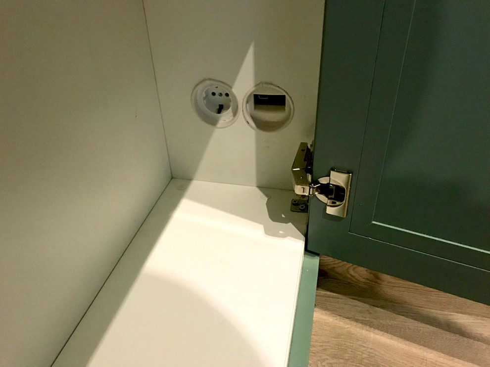 Шкаф в прихожую с жалюзийными дверцами