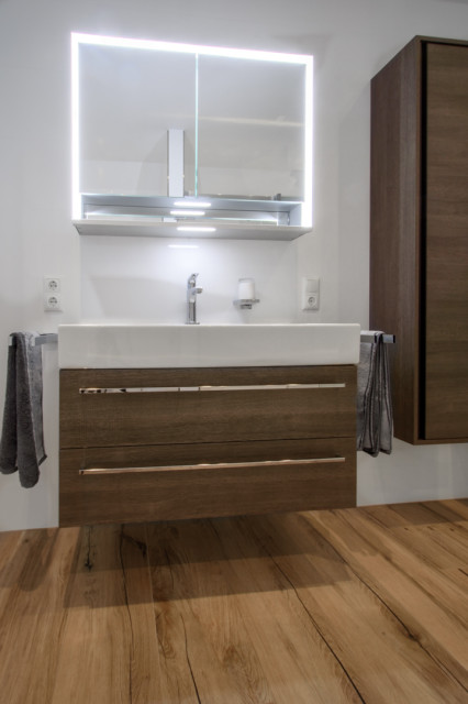 Badezimmer in Superwhite 3-D Dekor mit Holzfliesen kombiniert -  Contemporary - Bathroom - Dortmund - by Franke Raumwert | Houzz
