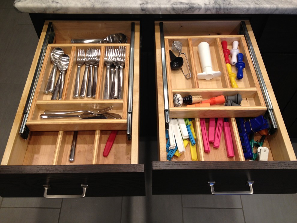 Kitchen - transitional kitchen idea in Detroit