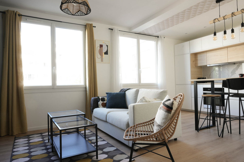 パリにあるお手頃価格の中くらいなコンテンポラリースタイルのおしゃれなオープンリビング (ホームバー、白い壁、淡色無垢フローリング、暖炉なし、埋込式メディアウォール、ベージュの床、クロスの天井) の写真