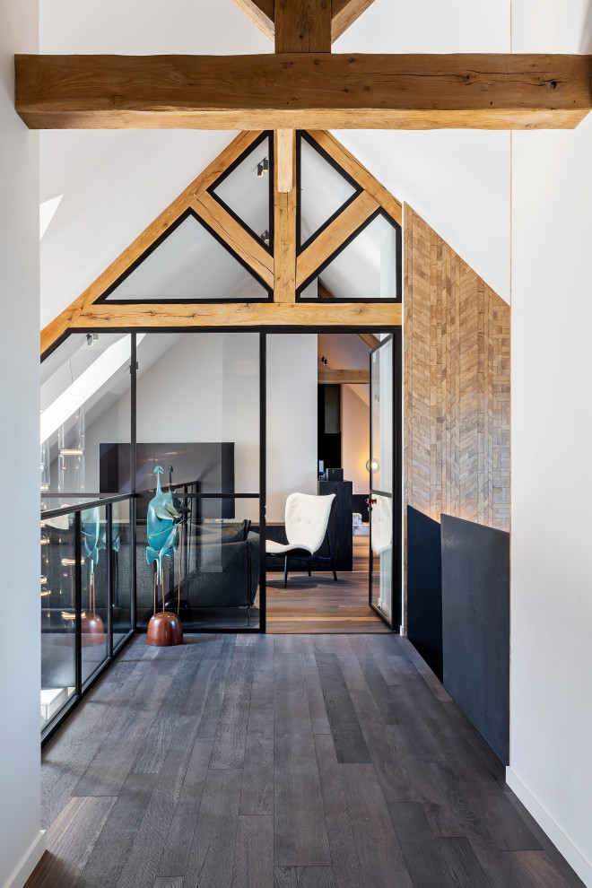 Hallway - contemporary hallway idea in Paris