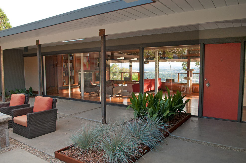 Photo of a midcentury patio in San Francisco.