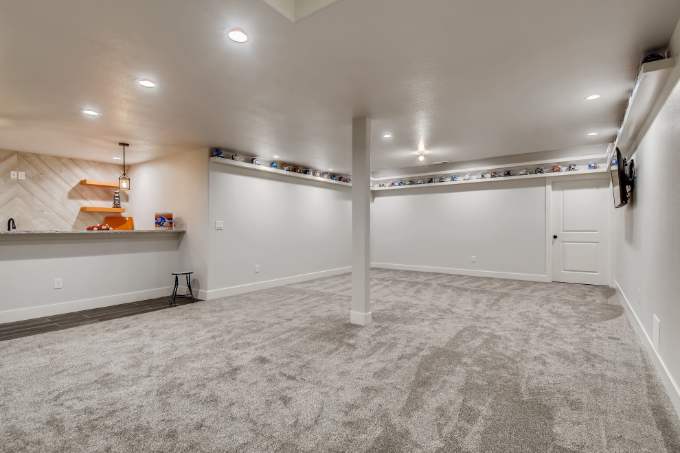 Großer Moderner Keller mit grauer Wandfarbe, Teppichboden und grauem Boden in Denver