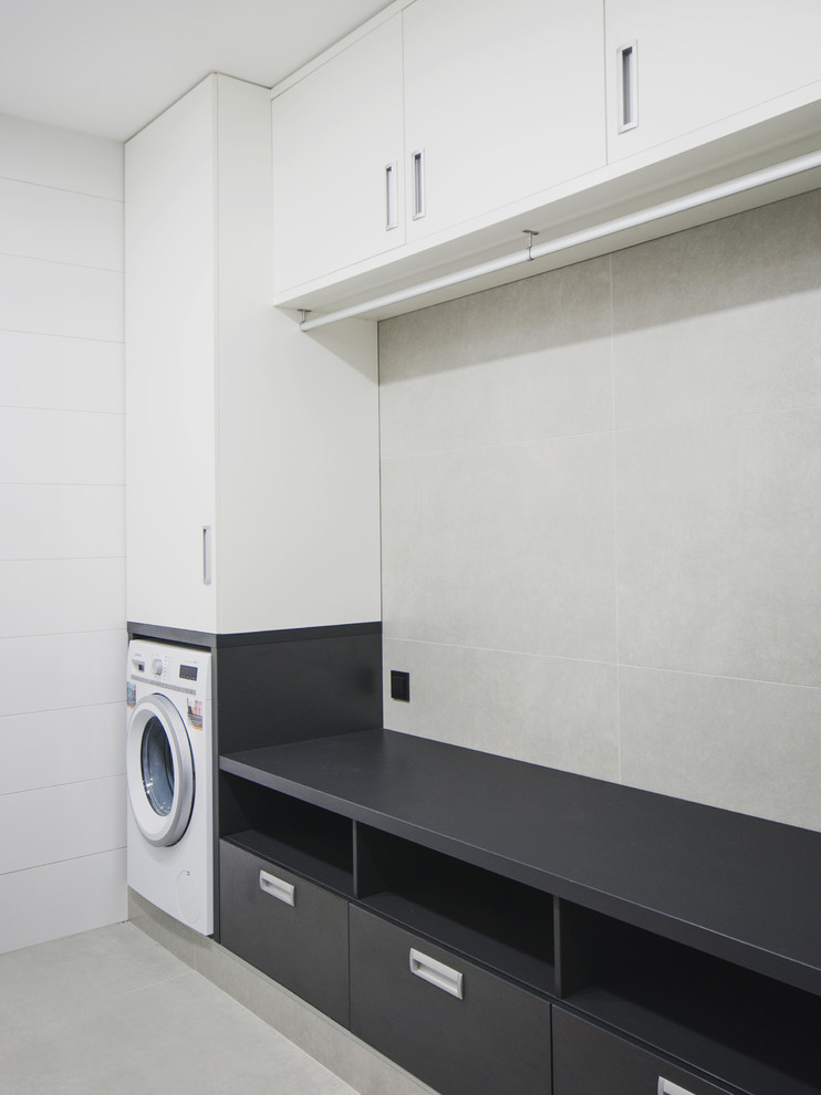 Design ideas for a mid-sized contemporary laundry room in Moscow.