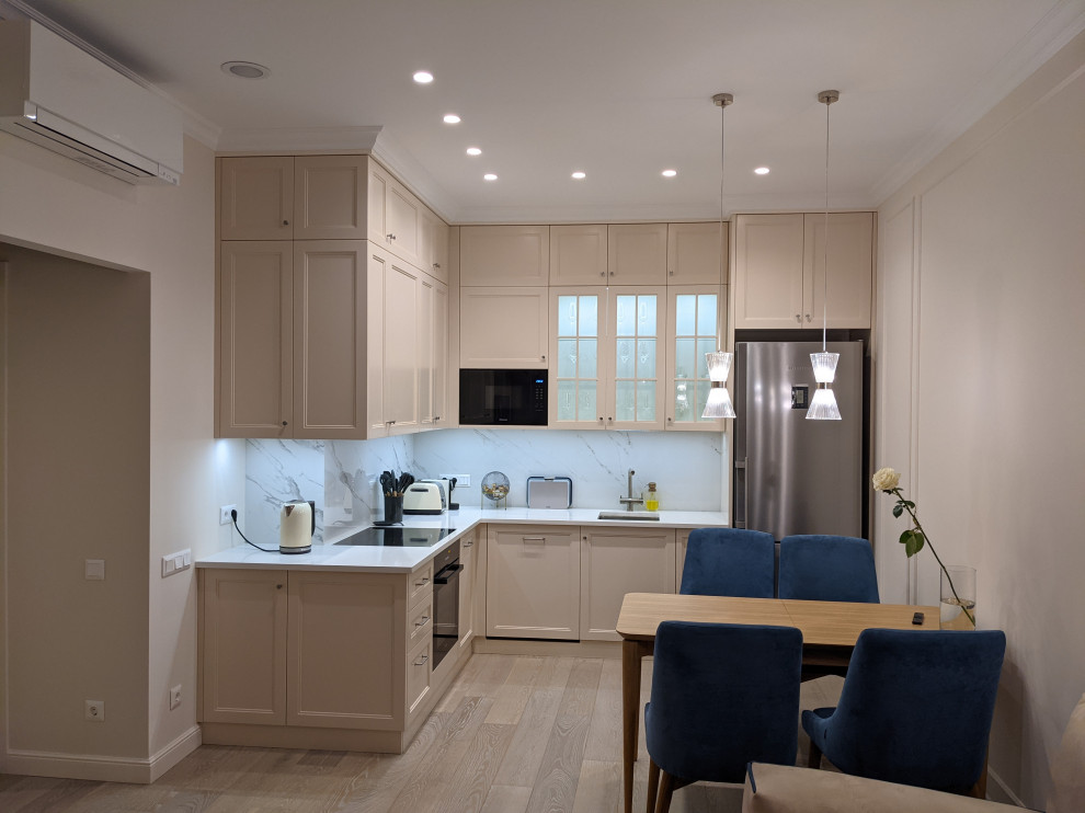 Маленькая белая кухня в неоклассическом стиле