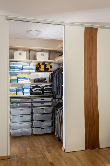 begehbarer Kleiderschrank - verschlossen mittels einer Schiebetür - Modern - Ankleidezimmer - Berlin - von Asada - Schiebetüren Möbel nach Maß Schablowsky