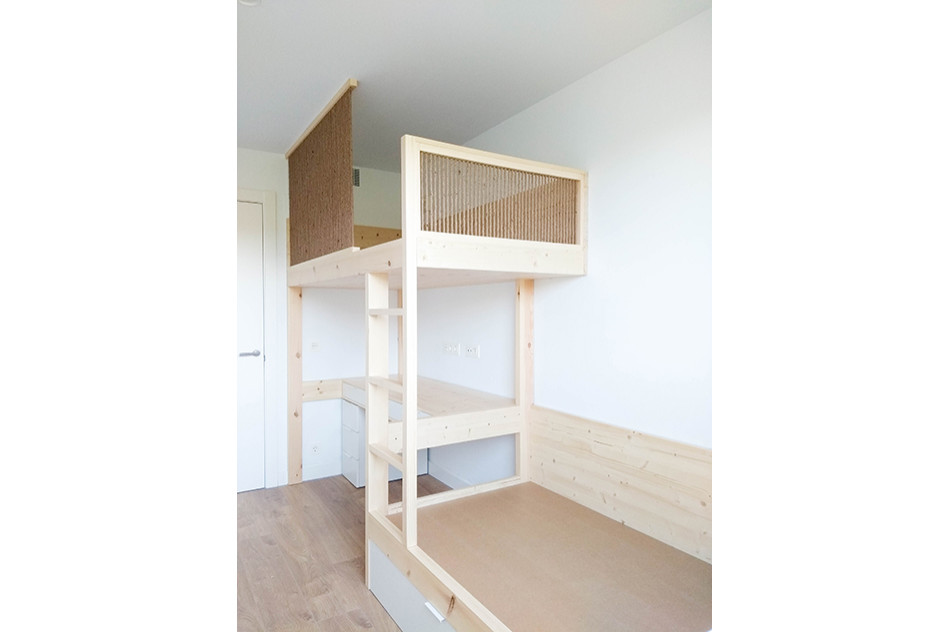 Inspiration för ett mellanstort medelhavsstil könsneutralt småbarnsrum kombinerat med sovrum, med vita väggar, laminatgolv och brunt golv