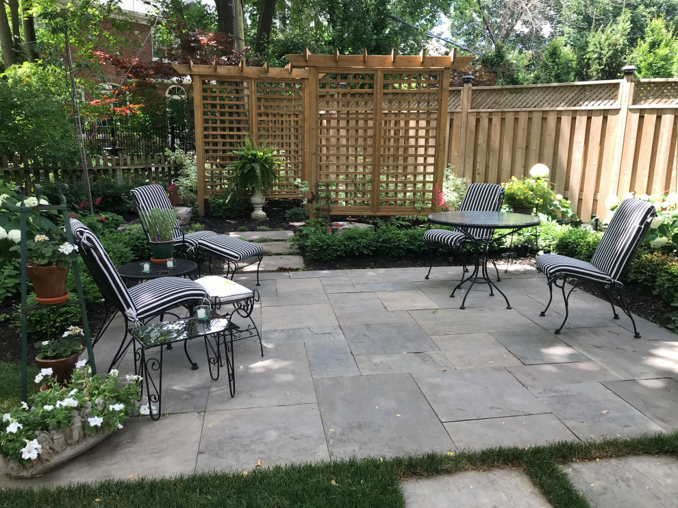 Geometrischer, Mittelgroßer, Schattiger Garten im Sommer, hinter dem Haus mit Sichtschutz und Natursteinplatten in Toronto