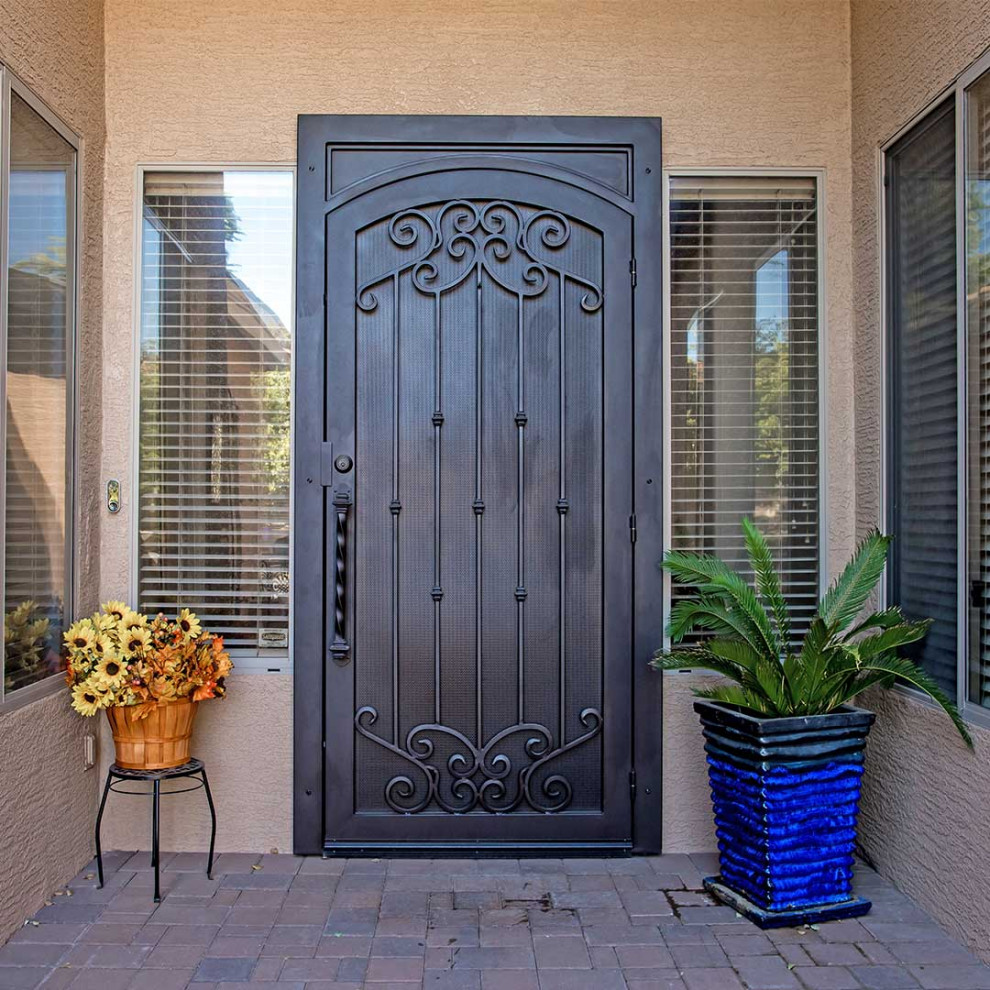 Свежая идея для дизайна: входная дверь с одностворчатой входной дверью и коричневой входной дверью - отличное фото интерьера