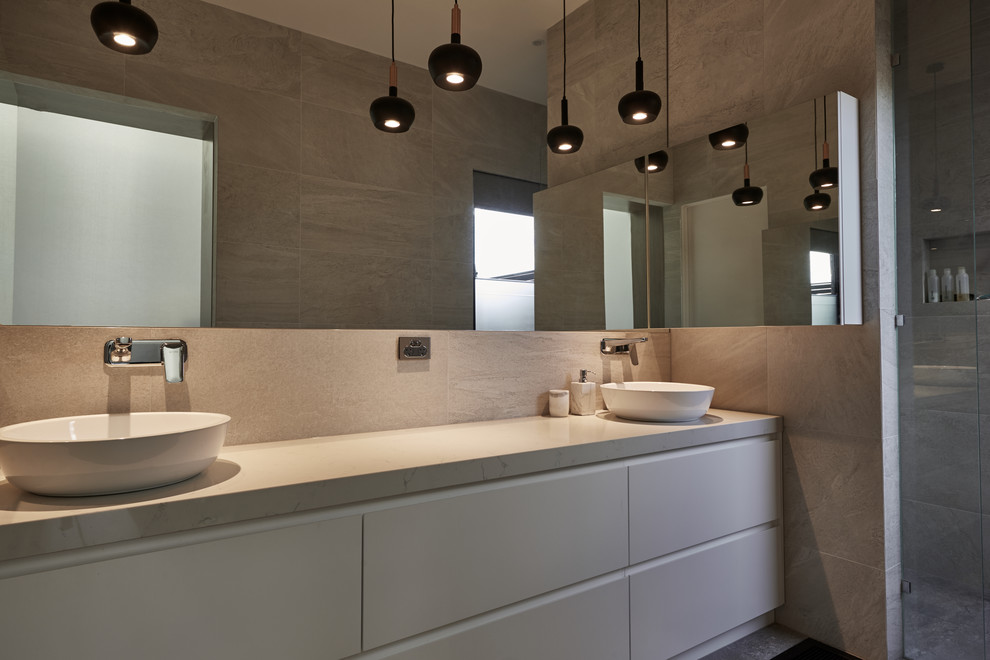 Photo of a modern bathroom in Melbourne.