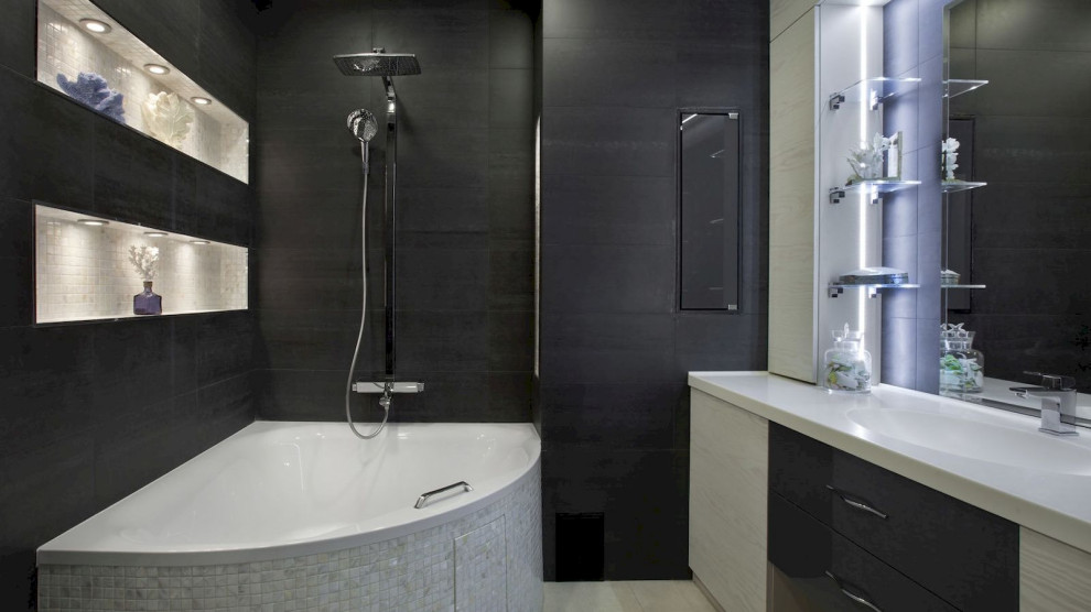 Modern inredning av ett mellanstort vit vitt en-suite badrum, med släta luckor, vita skåp, ett hörnbadkar, en dusch/badkar-kombination, en vägghängd toalettstol, svart kakel, keramikplattor, svarta väggar, klinkergolv i keramik, ett nedsänkt handfat, bänkskiva i akrylsten, beiget golv och med dusch som är öppen