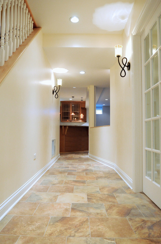 Transitional hallway photo in Chicago