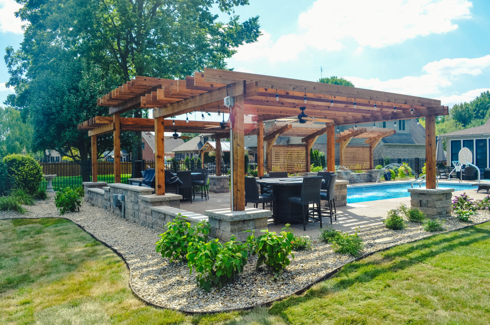 Diseño de piscina rectangular en patio trasero con privacidad y losas de hormigón