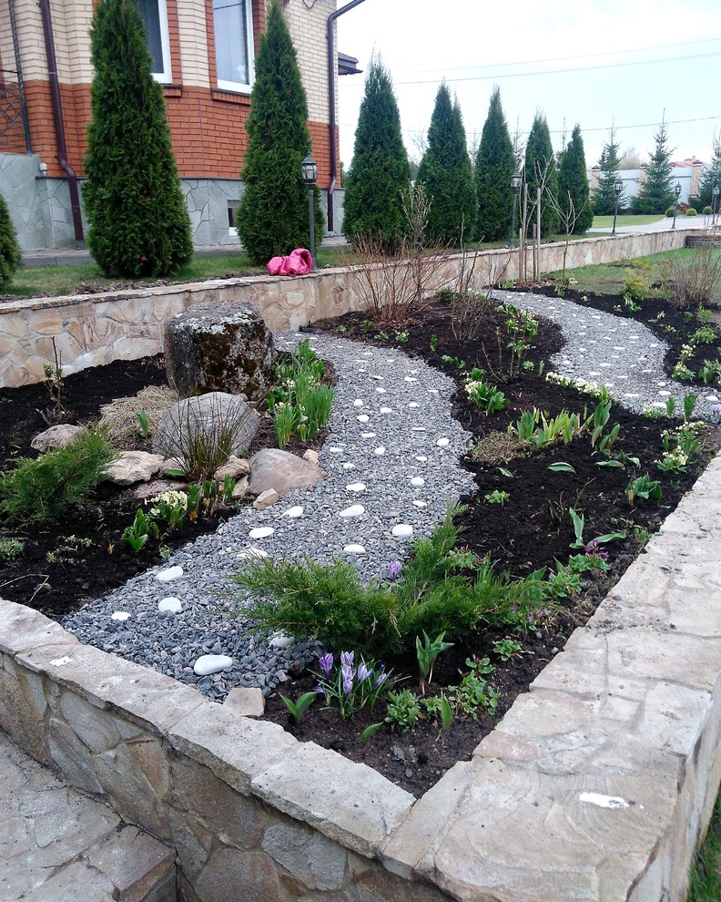 Реконструкция старых клумб, восстановление газонов