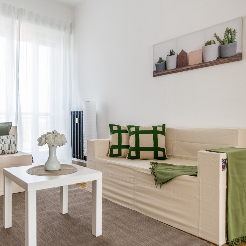 Diseño de sala de estar minimalista de tamaño medio con paredes blancas y suelo de mármol