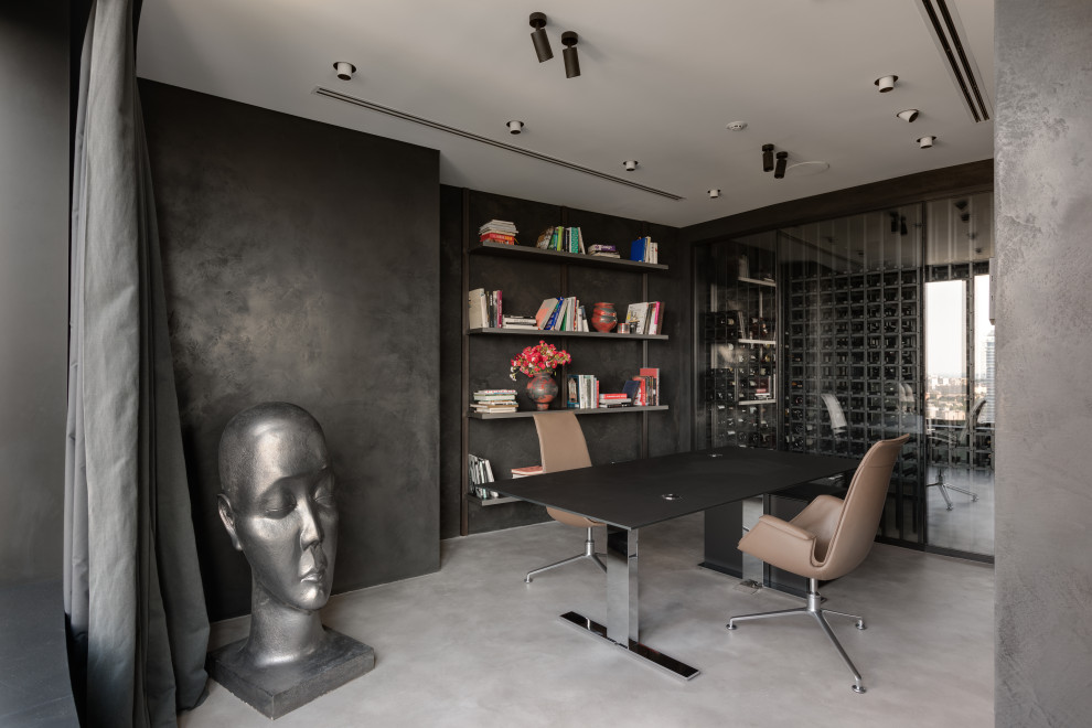 Пример оригинального дизайна: кабинет среднего размера в стиле лофт с местом для рукоделия, черными стенами, бетонным полом, отдельно стоящим рабочим столом, серым полом и панелями на стенах