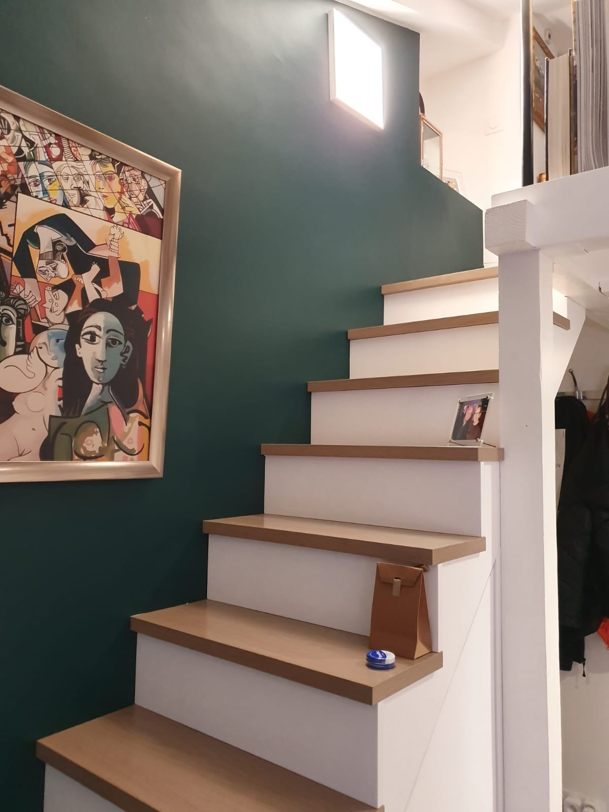 Escalier sur mesure intégrant des rangements