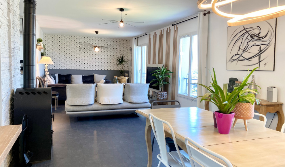 Свежая идея для дизайна: большая открытая гостиная комната в стиле фьюжн с белыми стенами, полом из керамической плитки, телевизором на стене, серым полом и обоями на стенах - отличное фото интерьера