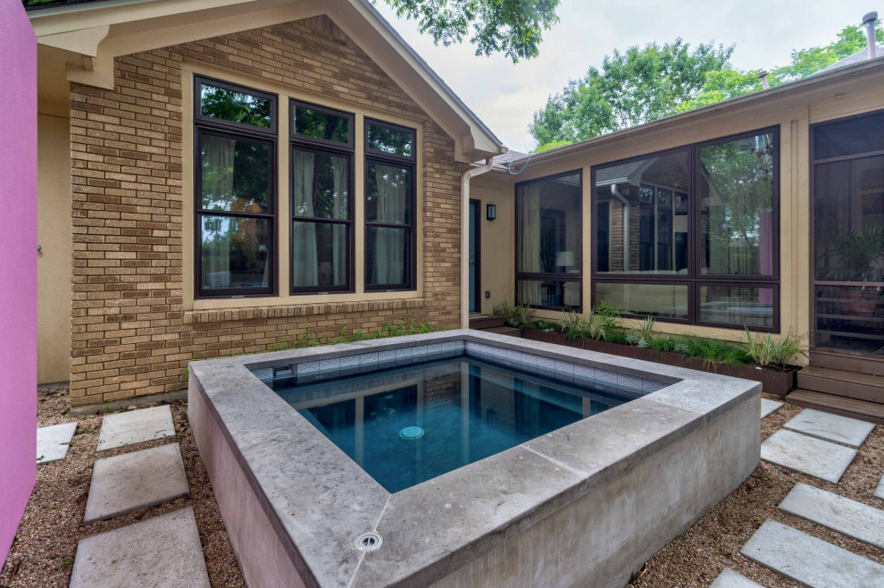 Источник вдохновения для домашнего уюта: маленький бассейн на заднем дворе в стиле модернизм для на участке и в саду