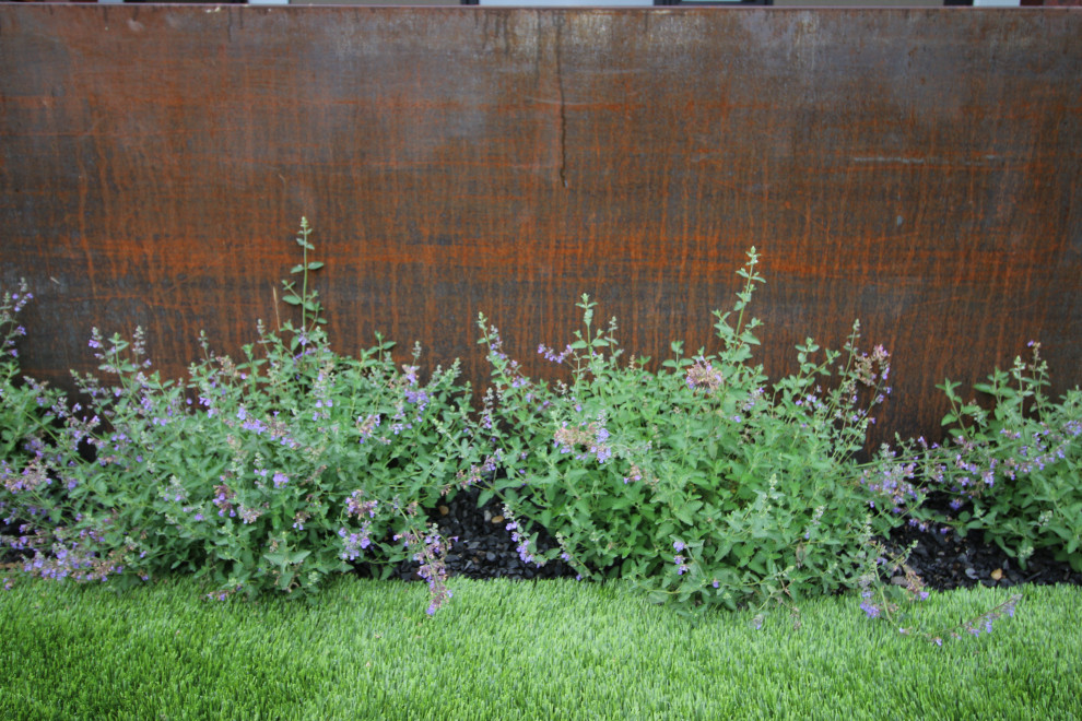 Inspiration for a mid-sized transitional backyard raised garden bed in Edmonton.
